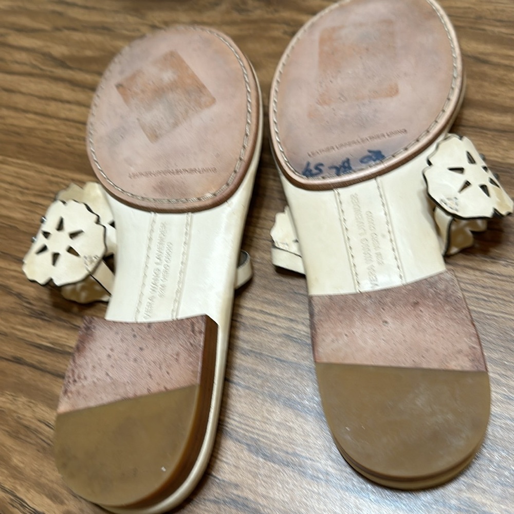 Vera Wang Lavender Cream Leather Sandals - 8 1/2 - Picture 6 of 11